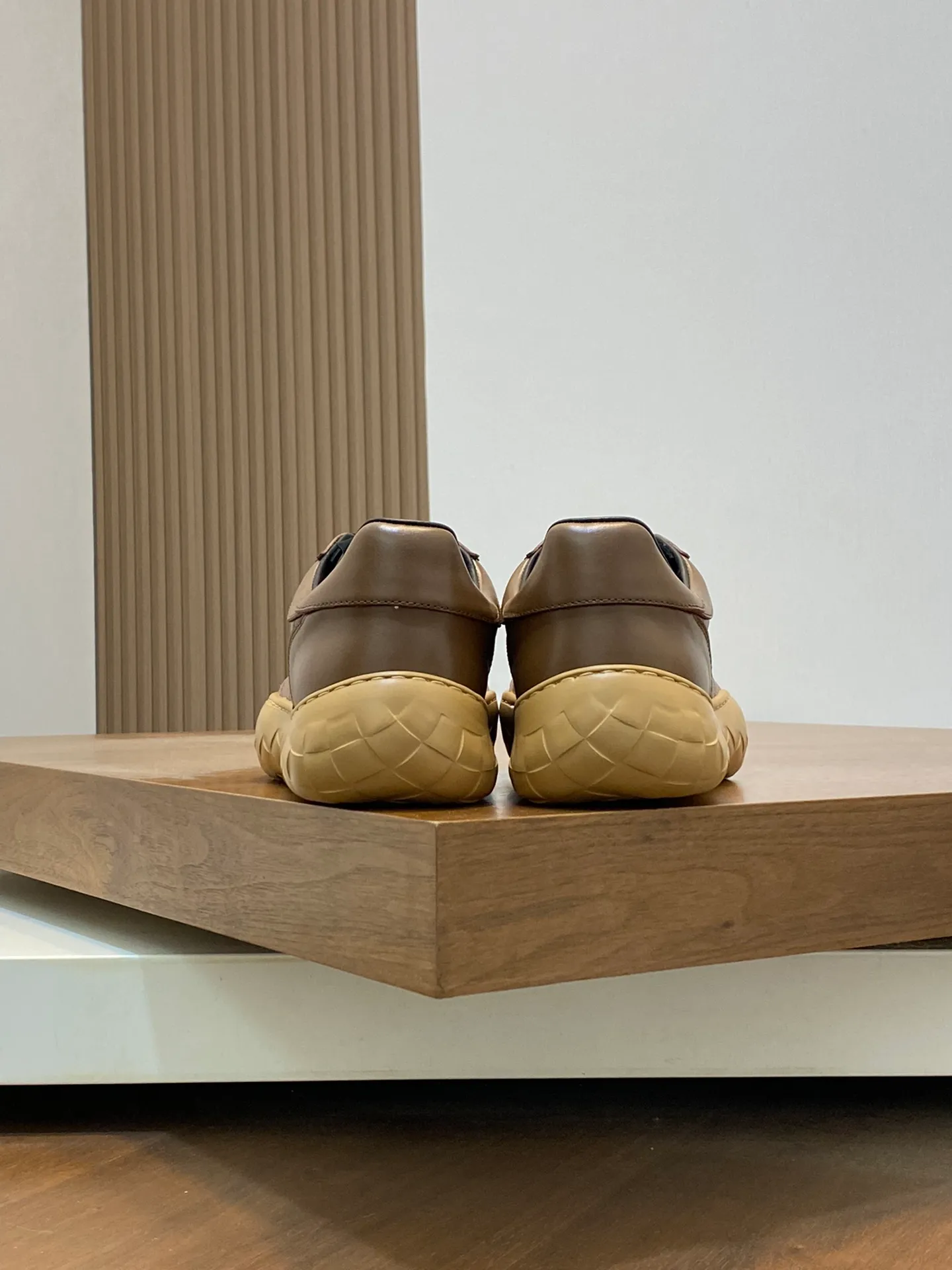 p440💰Men's Shoes BV/Bottega Veneta🆕The new men's moral training sneakers, made of Sneaker technology nylon and suede, inspired by retro basketball shoes, a new interpretation of classic sneakers, a lightweight, comfortable and breathable summer must-have item, the soles are made of classic woven texture, super recognizable, nylon suede stitching, full of texture!  Size: 38-45